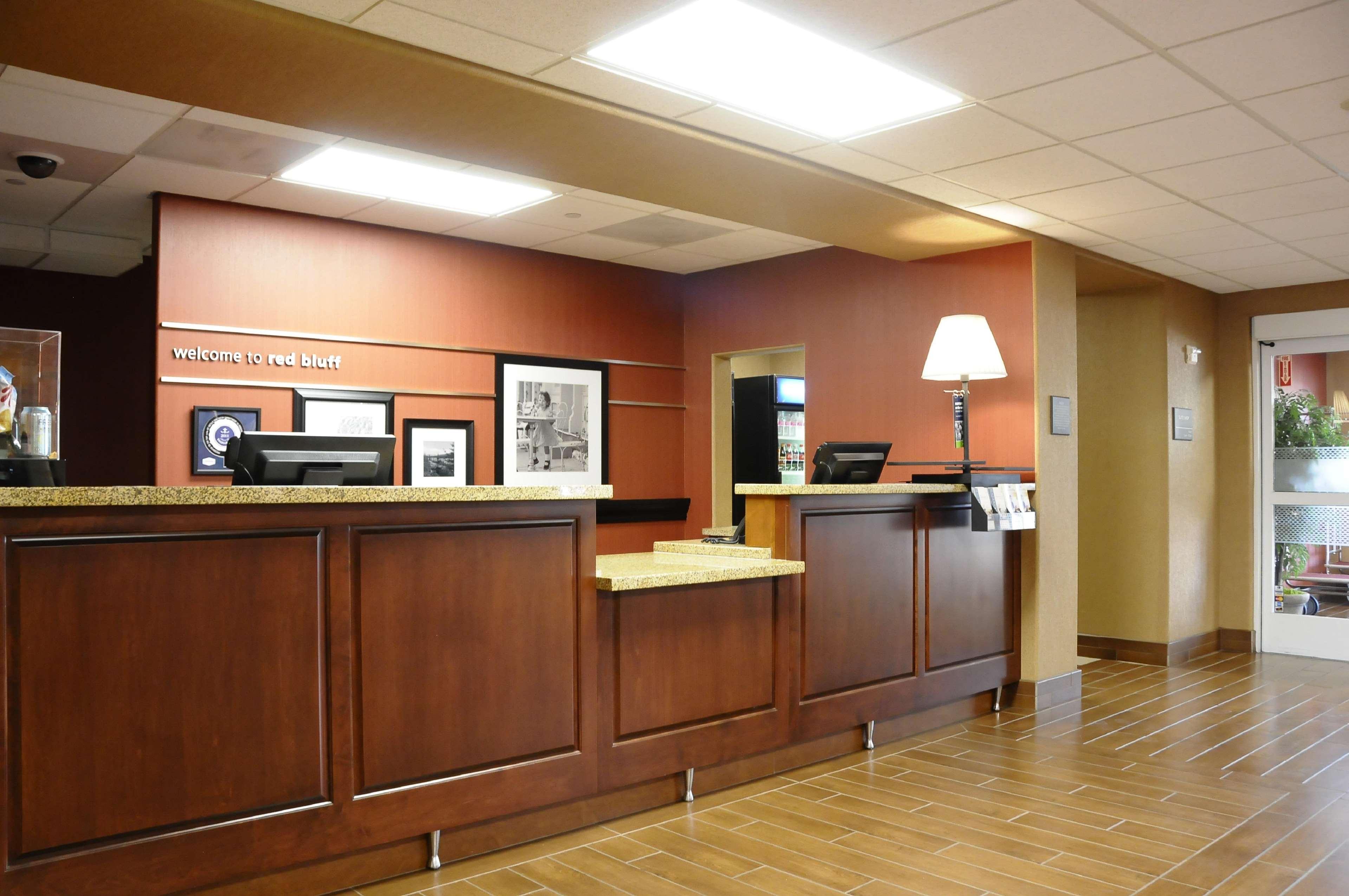 Hampton Inn & Suites רד בלאף מראה חיצוני תמונה